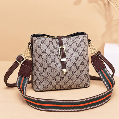 

In summer the new womens fashion is full of handbags wide shoulders single shoulder bags oblique straddling womens bags