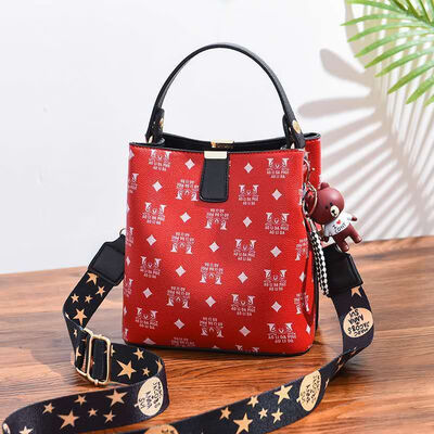 

Female bag 2019 spring new Korean version of the fresh fashion handbag shoulder Messenger bag