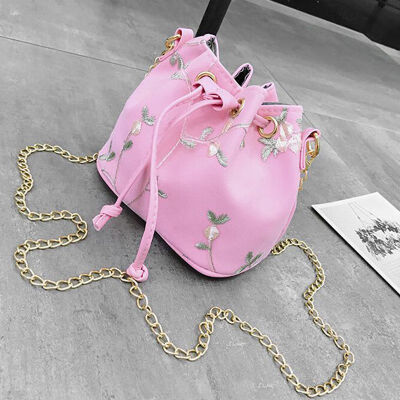 

Women Flower Embroidered Drawstring Shoulde Bags Metal Chains Bucket Messenger Bag Sweet Girls Streetwear Crossbody Bags