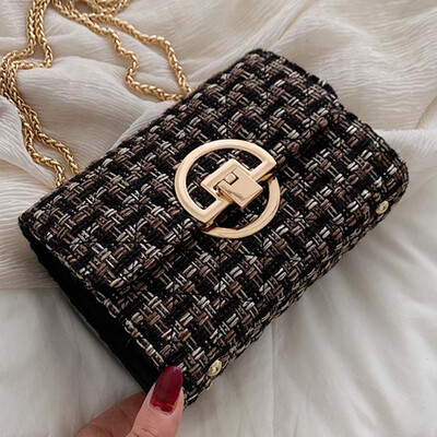 

On the new female 2019 new spring tide Korean version of Joker Messenger bag chic chain fashion small square bag