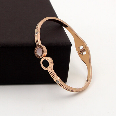 

Korea laser cut double small diamond black&white shell double Roman digital bracelet fashion tide titanium steel bracelet