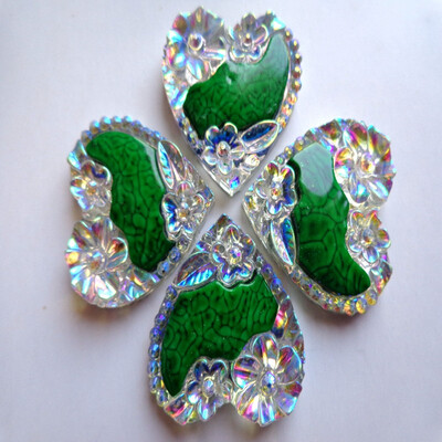 

Новый тип способа сшит на форме сердца rhinestones 25 * 25mm flatback освобождает цвет AB / зеленый цвет handsewing кристаллический кристалл 20PCS