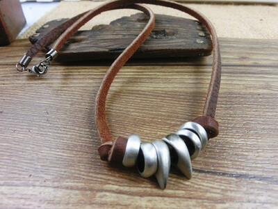 

MULBA Мужчины ожерелье Регулируемая коричневый кожаный ожерелье