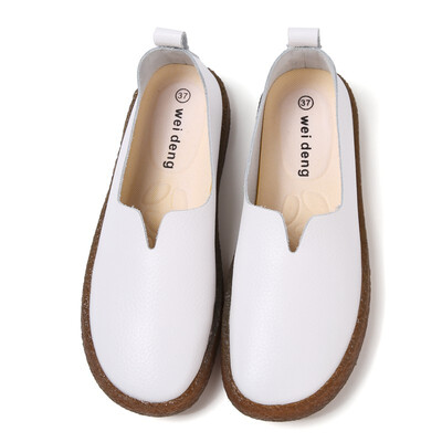 

In summer the new lazy man is not wearing flat-bottomed solid-colored shoes with a girls foot