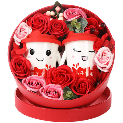 

Dream bridge B & D wedding gift send colleague girlfriend creative Tanabata Valentine&39s Day gift couple pair cup roses box hold your hand to the cup