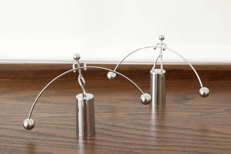 永动摆件无电机摆件牛顿摆不倒翁平衡人物理反重力创意铁人桌面摇摆