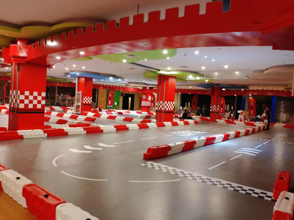 智潮水马卡丁车防撞栏商场围挡卡丁车围挡户外防撞栏儿童游乐设备12米