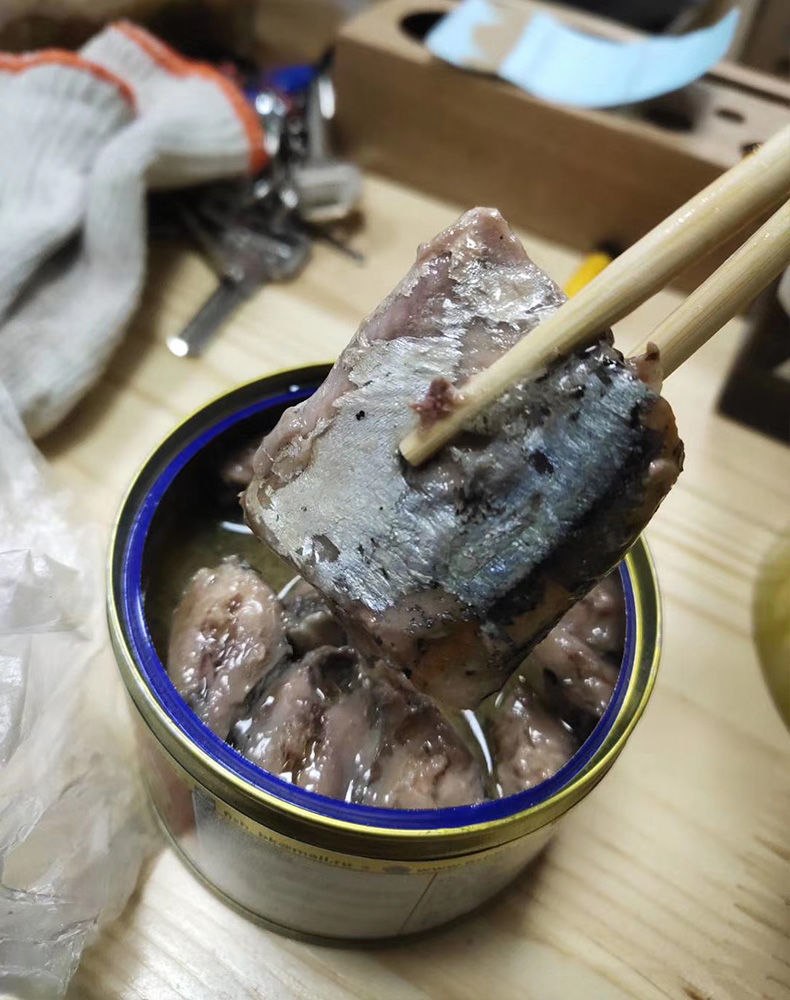 俄罗斯油浸秋鱼罐头罐头食品海鲜熟食整块鱼肉食下饭菜即食咸鱼番茄味