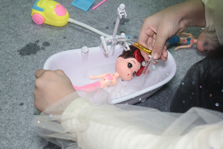 现货闪发电动玩具女孩芭比娃娃浴室戏水过家家玩具鱼娃娃电动喷水浴缸