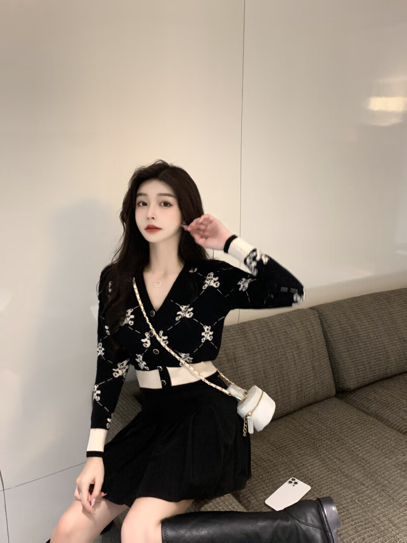 搭配半身的上衣秋冬小香风针织开衫女小熊刺绣高腰短款毛衣时尚黑色