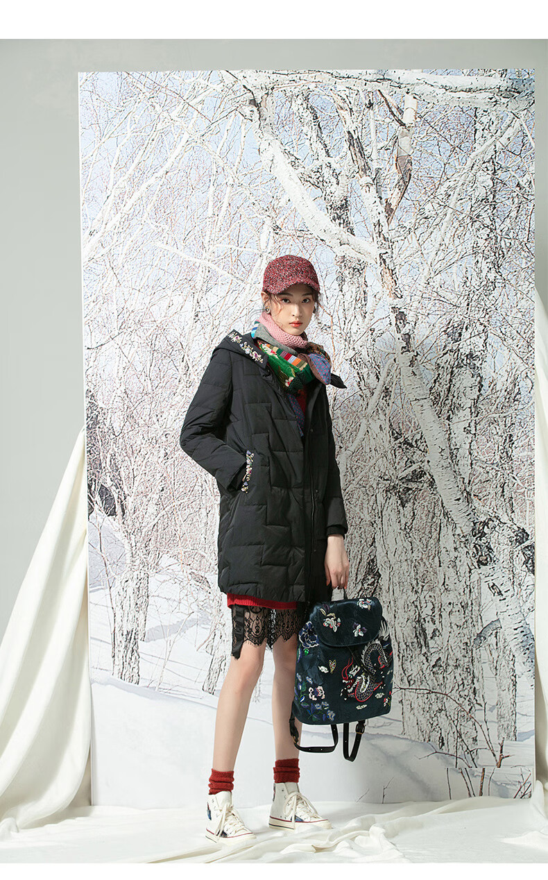 渔牌外套2020年新款女冬季白鸭绒加厚中长款绣花连帽羽绒服女黑16080a