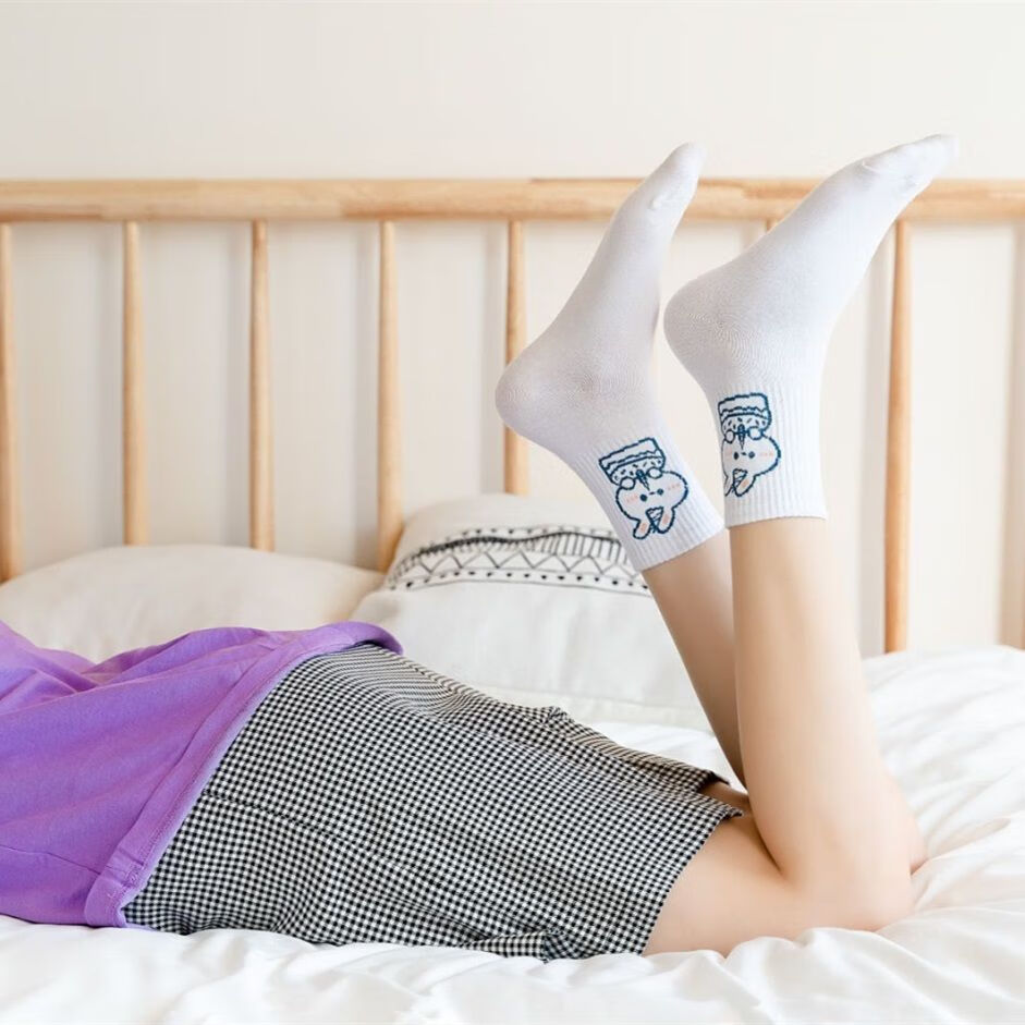 好品质女士袜子袜子女韩版中筒春秋百搭日系版学生卡通网红运动白色袜