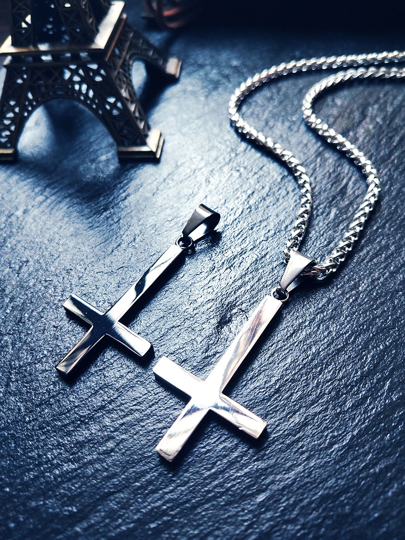 林越 览日鸟时尚光面钛钢倒十字架项链男女款吊坠逆十字架毛衣链挂坠