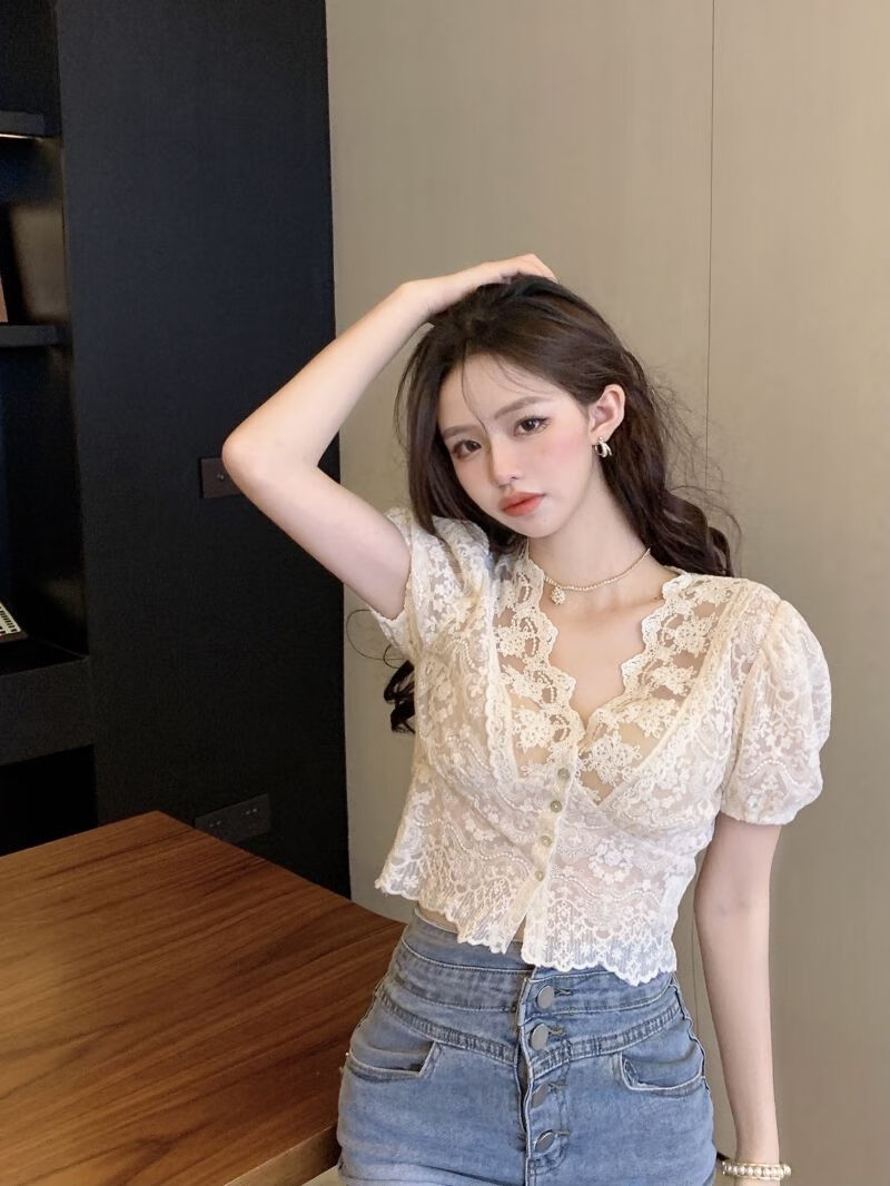 2022夏季新款衬衫女泡泡袖蕾丝设计感小众纯欲风辣妹性感v领短款外穿