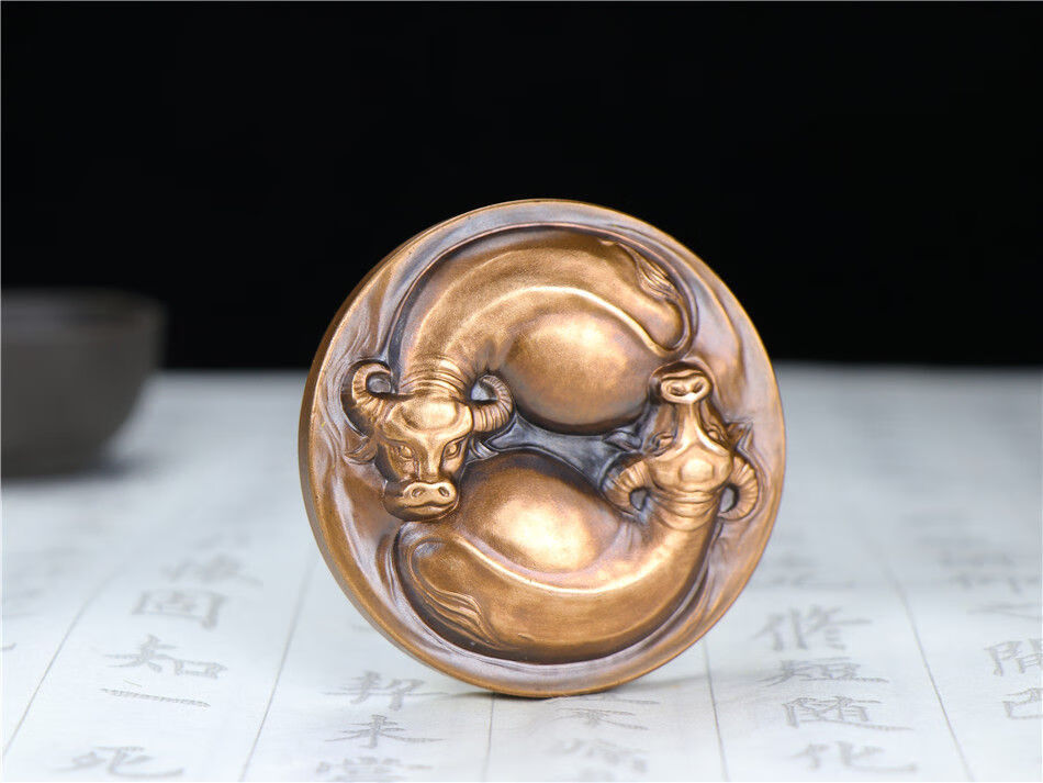 黄铜牛扭转乾坤摆件化生肖本命年压小人双牛保岁吊坠 紫铜手把件带绳