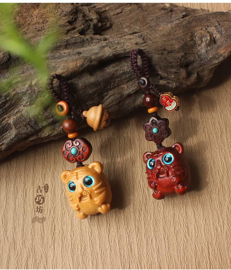 桃木老虎挂件呆萌小老虎钥匙扣挂件檀木生肖虎桃木铃铛汽车钥匙书包包
