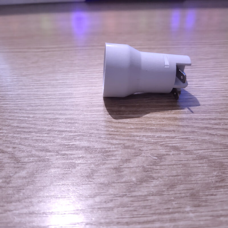 精选好货冰箱灯泡通用冰箱灯座220v灯泡冷藏灯座海尔冰箱通用顶灯座美