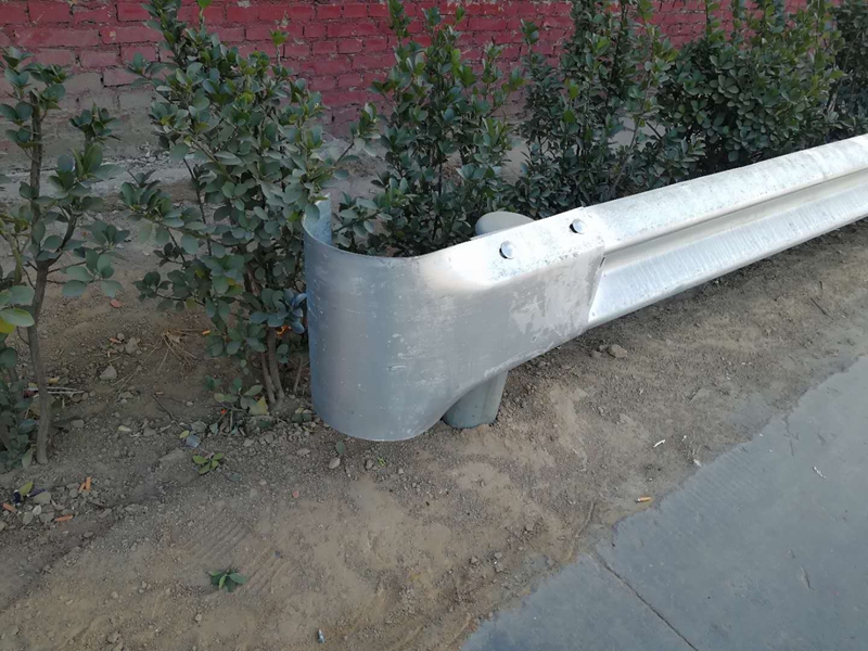 高速公路波形护栏端头 镀锌喷塑防撞警示护栏板弯头 波形护栏端头捷刃