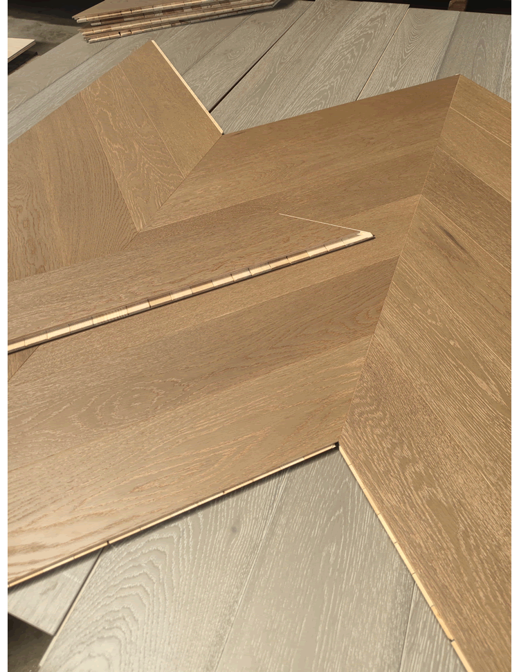 欧洲橡木5g锁扣鱼骨拼三层实木复合地板黑胡桃锁扣鱼骨拼免胶铺装