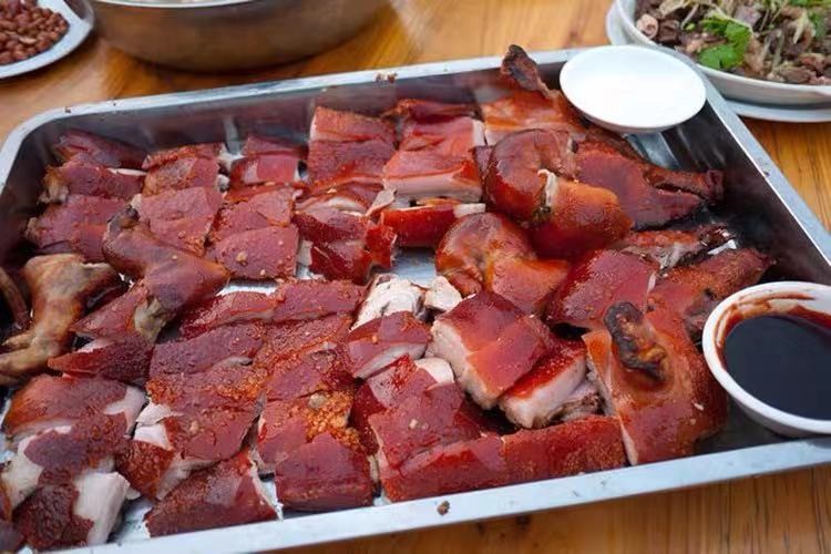 脆皮烤全猪烤乳猪整只烤小香猪公司开业送礼拜神脆皮猪家庭聚会舌尖