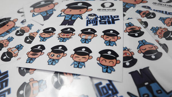 可爱警察公仔贴纸叱咤小警创意卡通透明装饰手机小贴画警察贴纸 叱咤