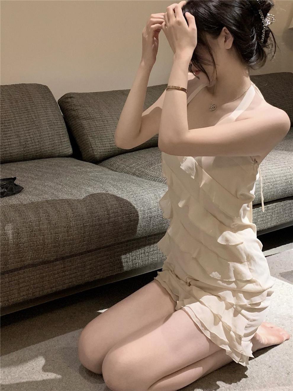 玺报仙女裙连衣裙春装2022新款设计感纯欲风荷叶边修身显瘦气质吊带裙