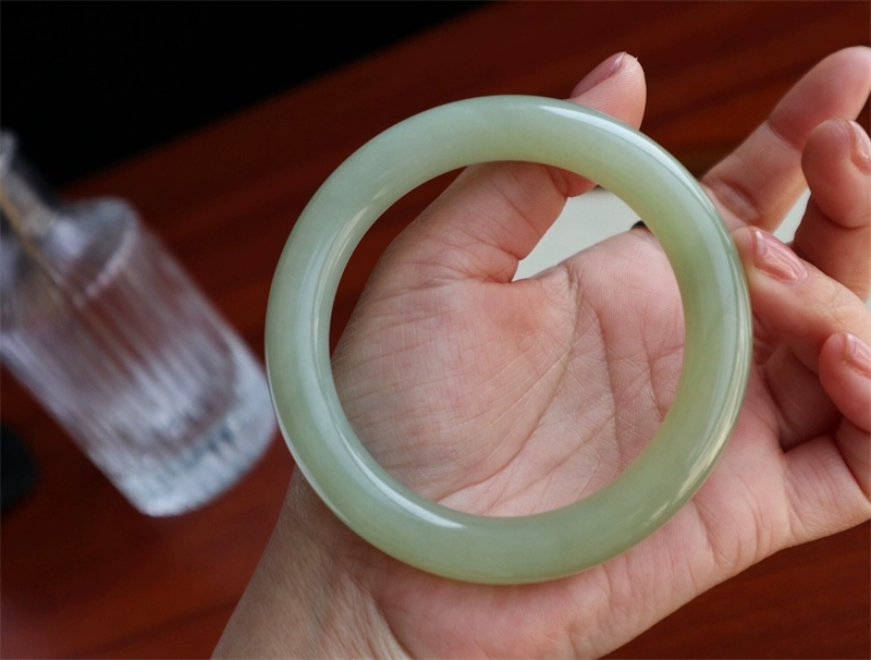 新疆和田玉手镯女青白玉晴水细条鸭蛋青羊脂玉镯子青白玉新款 糖青