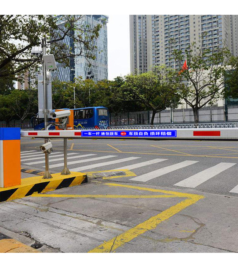 道闸一车一杆请勿跟车车损自负损坏赔偿提示牌标识牌警示牌牌子停车场