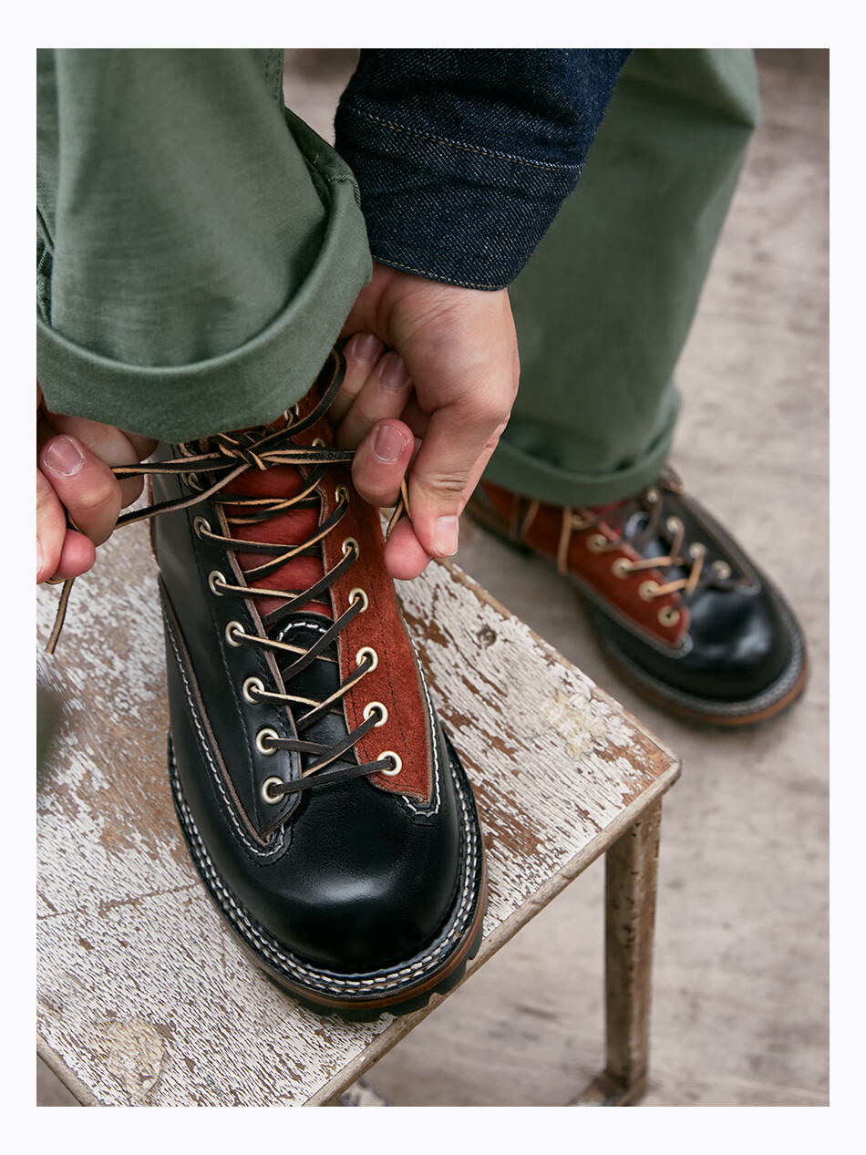 玩累了的孩子手工伐木靴翻毛皮复古登山马丁美式工装靴西部拓荒者拍摄