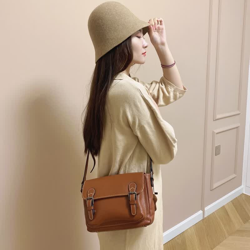 ivip轻奢邮差包女斜跨包个性大容量百搭英伦学生书包单肩包 棕色
