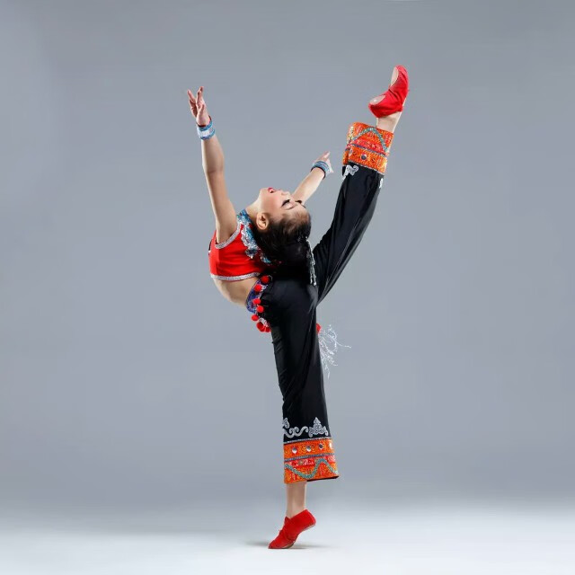 七月火把节儿童民族服饰彝族云南凉山独舞喊月亮少数舞蹈演出表演少数