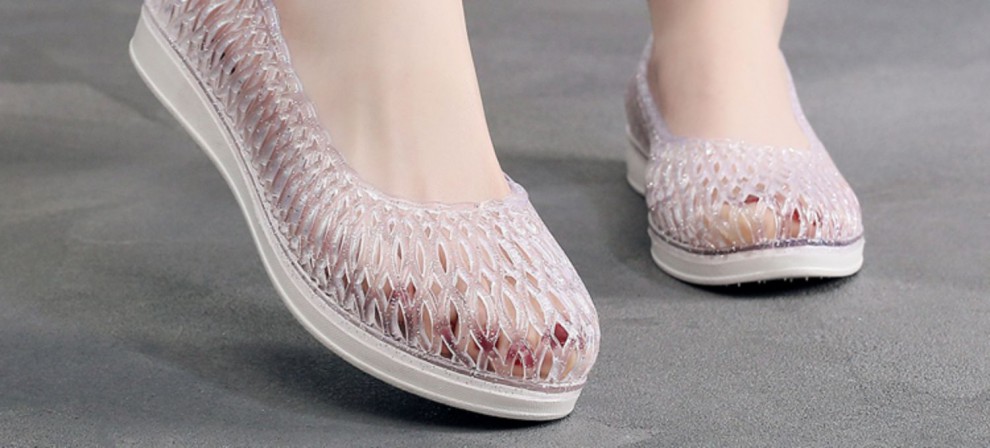 包头凉鞋女平底春季水晶洞洞鞋女低跟平底软底静音防滑包头镂空塑料