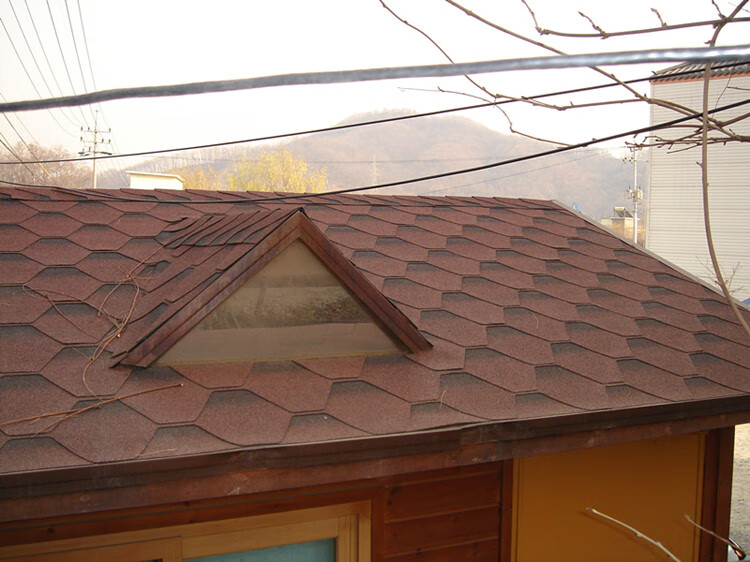 沥青瓦自粘型油毡瓦木屋轻钢别墅阳光房玻纤瓦屋顶防水瓦片厂家 军