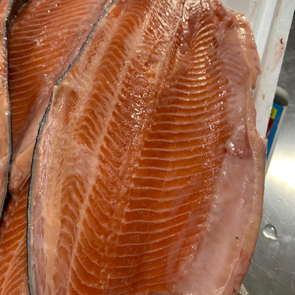 整条三文鱼三文鱼一条开完肚4斤到6斤开片拔刺开片去皮去刺六斤左右