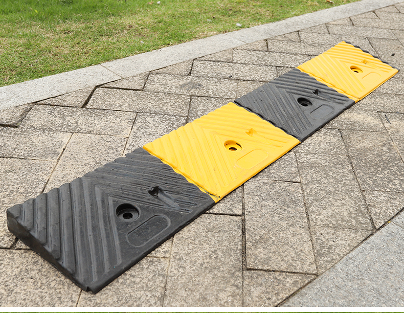 路沿石斜坡新款的缓冲垫四季橡胶路边斜坡路牙石缓坡