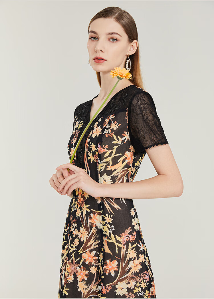 马天奴2022春夏新款典雅印花蕾丝拼接v领短袖长款雪纺连衣裙黑色38m