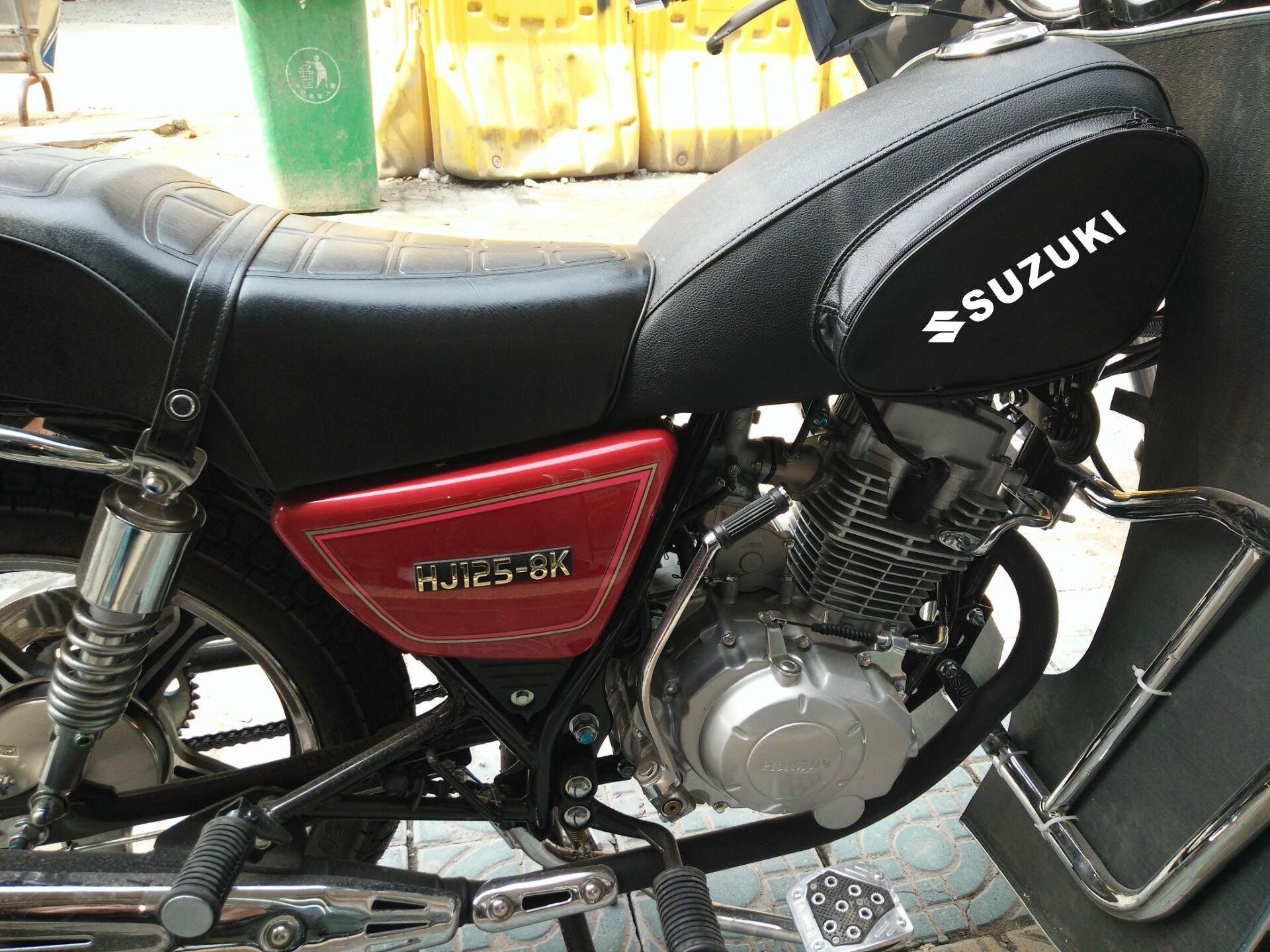 豪爵hj1258系列铃木gn125小太子通用摩托车油箱皮套黑色带包带标志