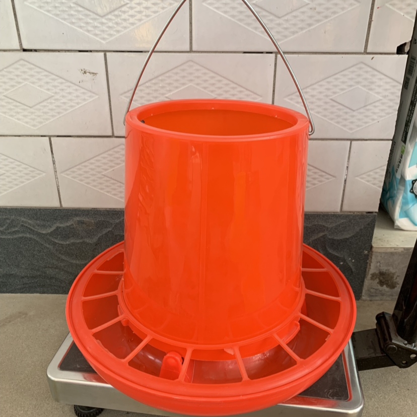 养鸡食槽鸡鸭鹅饲料桶养殖场自动下料喂食器鸽子孔雀喂食盆大鸡黄色