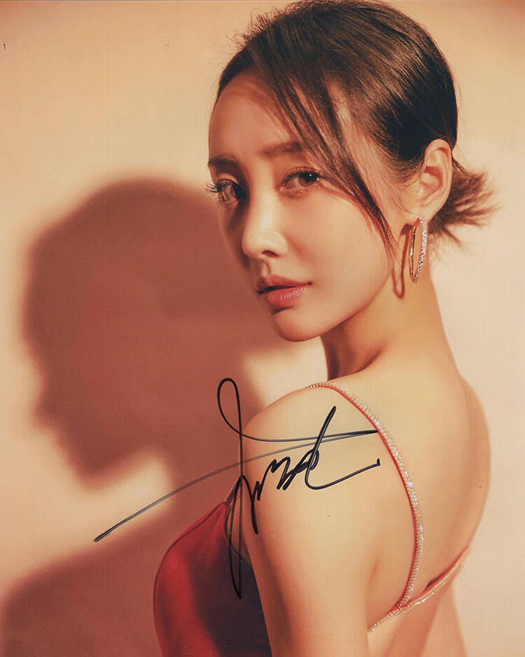 中国内地女演员李纯亲笔签名照片裱框含证书一瞬签名