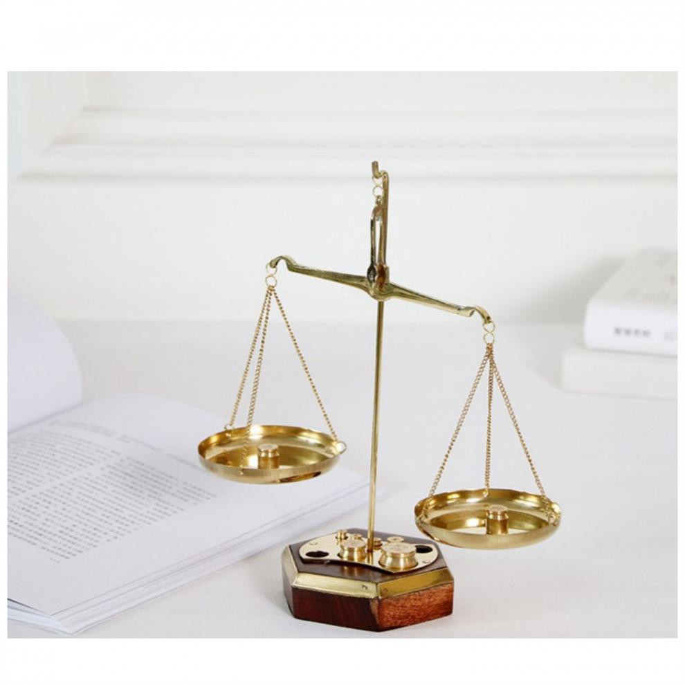 肖夫人天平摆件印度实木底座黄铜手工制天平称书房桌面复古饰品创意