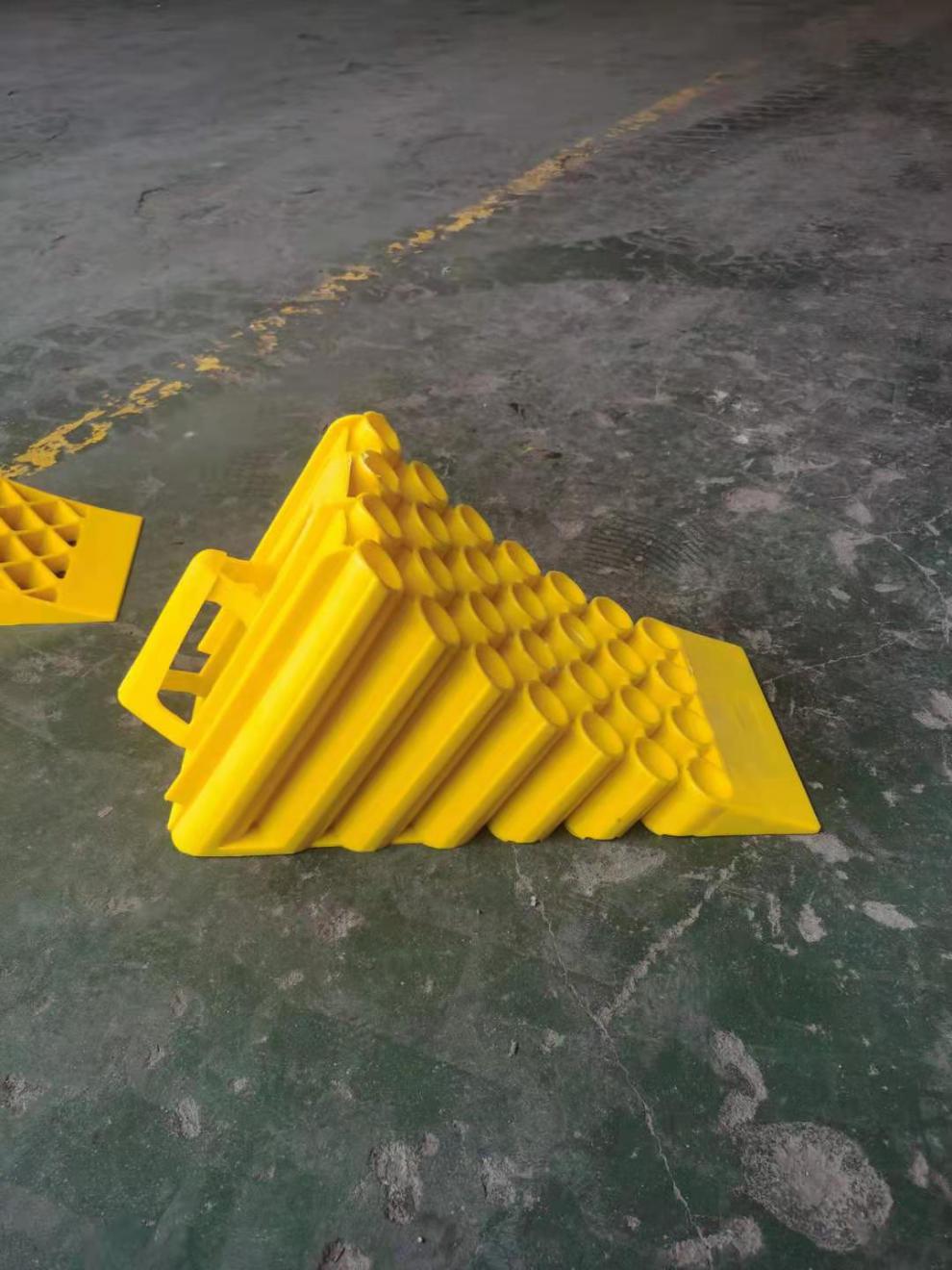 qefh止退器大货车油罐车停车场车轮定位三角木环保pvc塑料防倒退止滑 