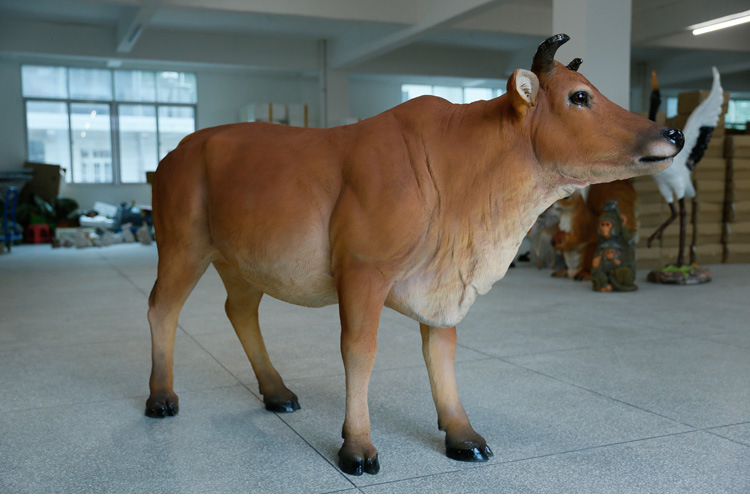 户外牛雕塑玻璃钢大型仿真假西门塔尔牛模型园林草坪装饰黄牛摆件姜