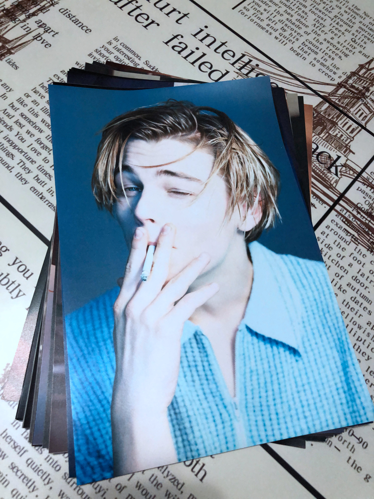 莱昂纳多迪卡普里奥小李子海报学生宿舍酒吧咖啡厅墙贴挂画深灰色20x