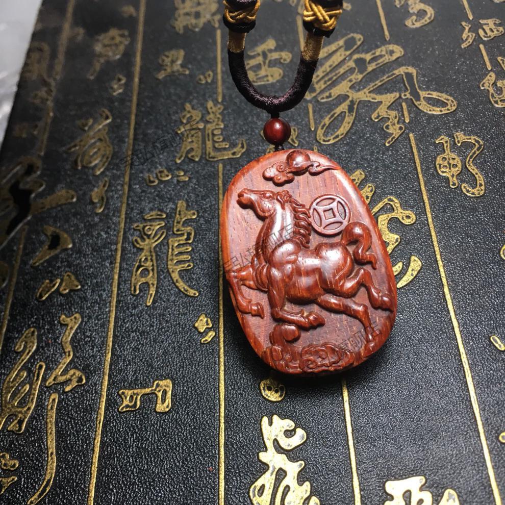 2021新款小叶紫檀马牌 红木雕刻木马项链吊坠 挂件 生肖马牌子 木头马