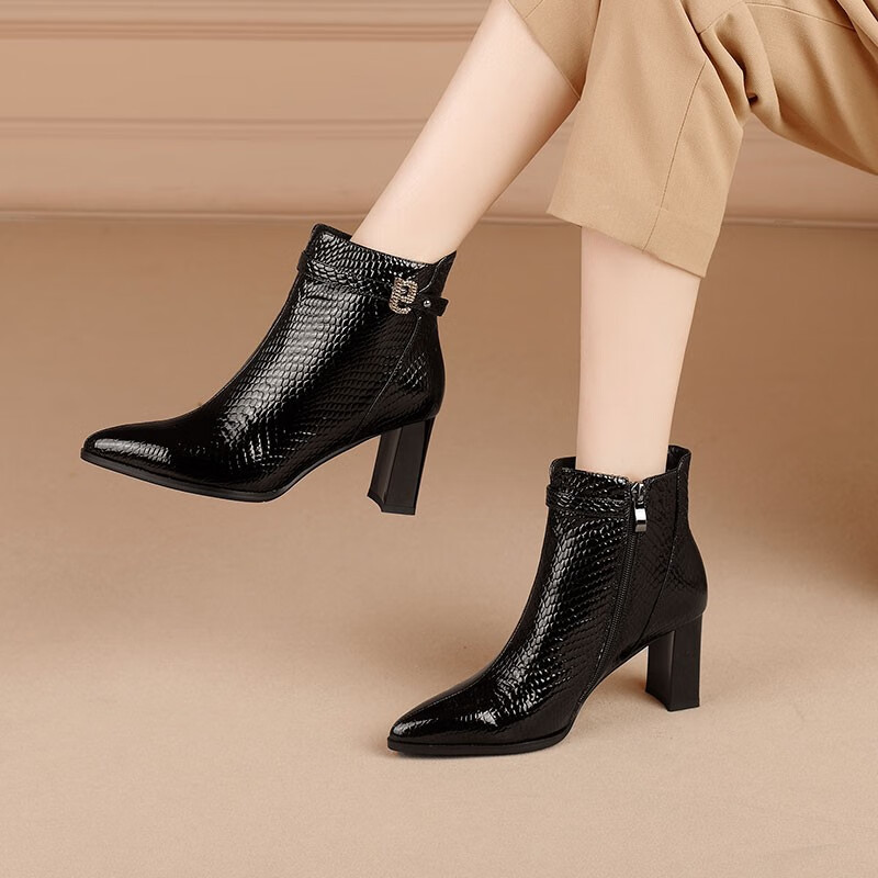 艾觅倪牛皮短靴女高跟女靴粗跟皮靴子尖头单靴踝靴英伦风大码黑色单里