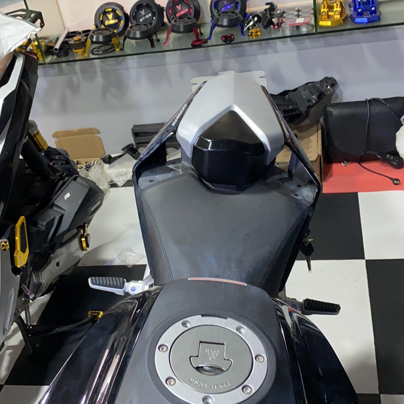 适用于250srnk250摩托车机车改装春风单人驼峰盖后座驼峰盖珍珠白nk