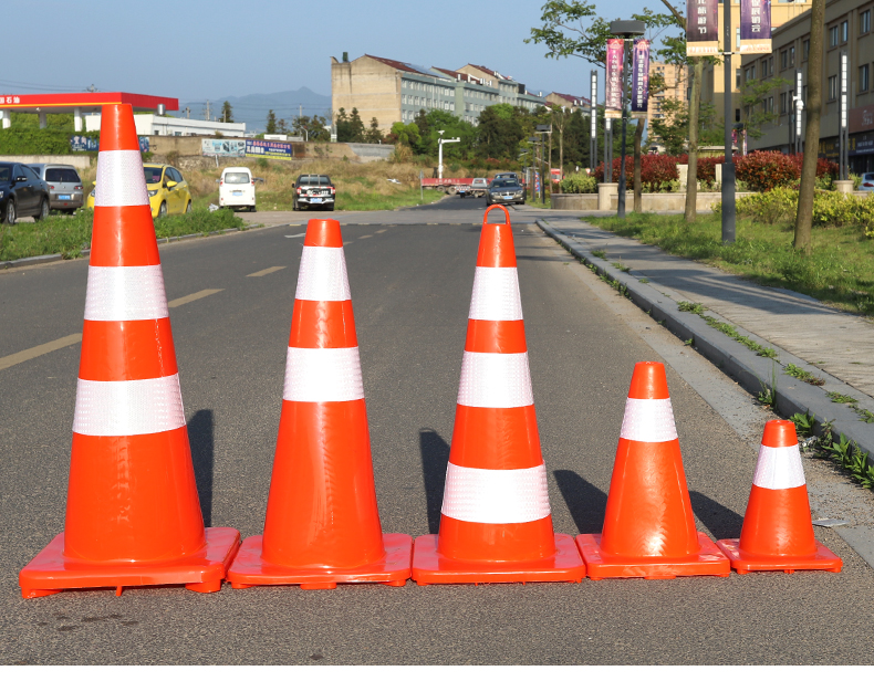 pvc圆锥交通警示锥玩具三角锥道具道反光警示柱钢铁提设施椎方锥红白