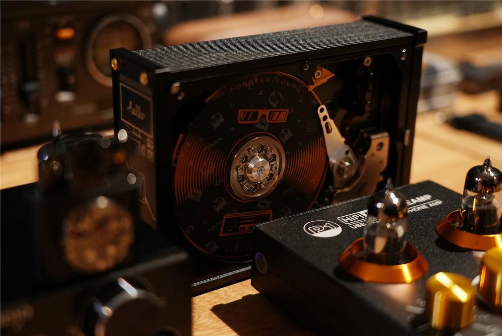 em废旧硬盘的涅盘重生rgb蓝牙卡点音响桌面摆件钢铁男友礼物铺麦吉