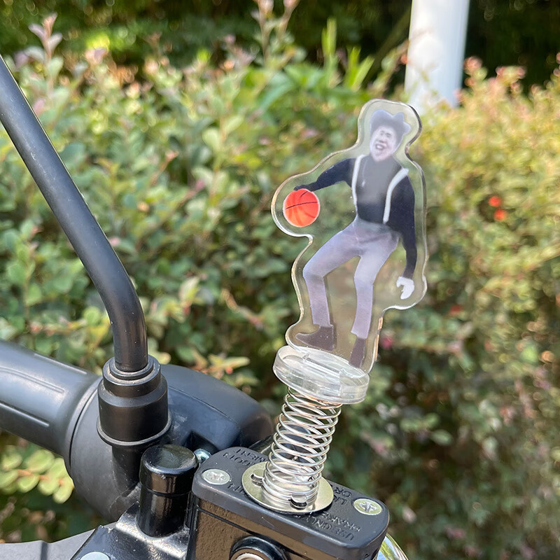 鸡你太美手办q版弹簧汽车摆件蔡徐坤同款背带裤小黑子挂件坤坤电动车