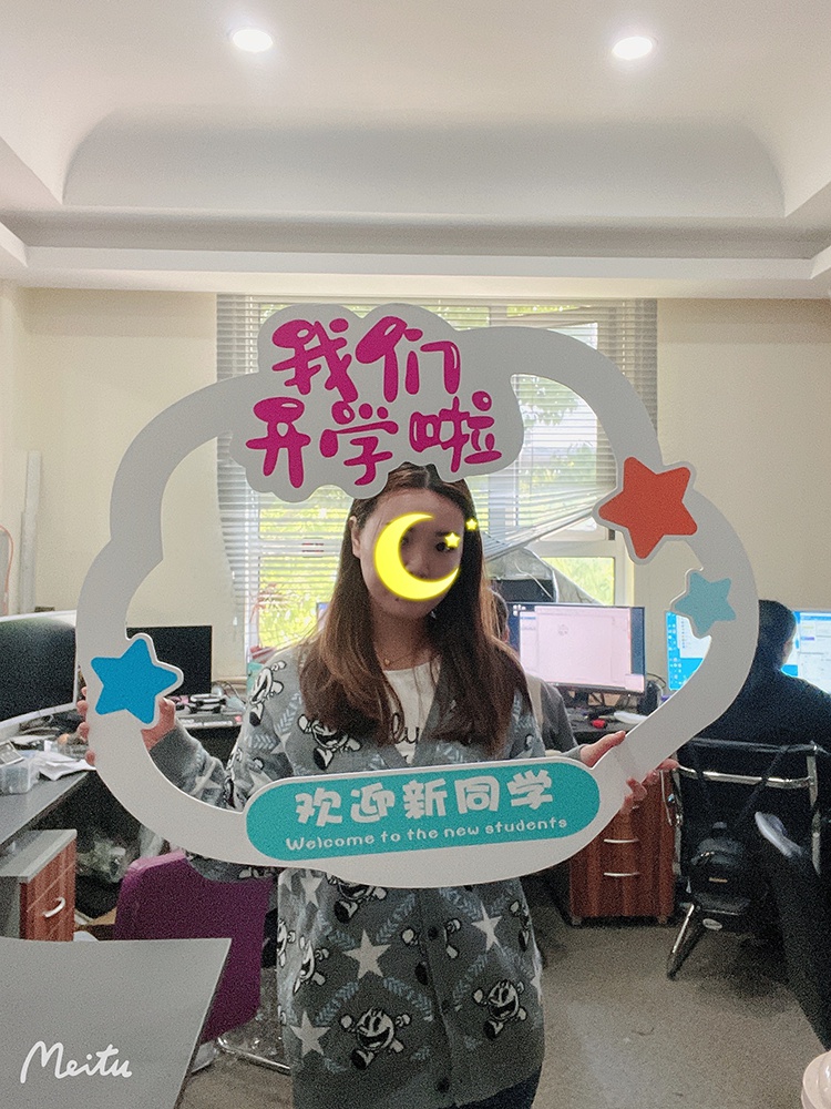 纤雅洁幼儿园我们开学升班啦欢迎新同学手举牌合影拍